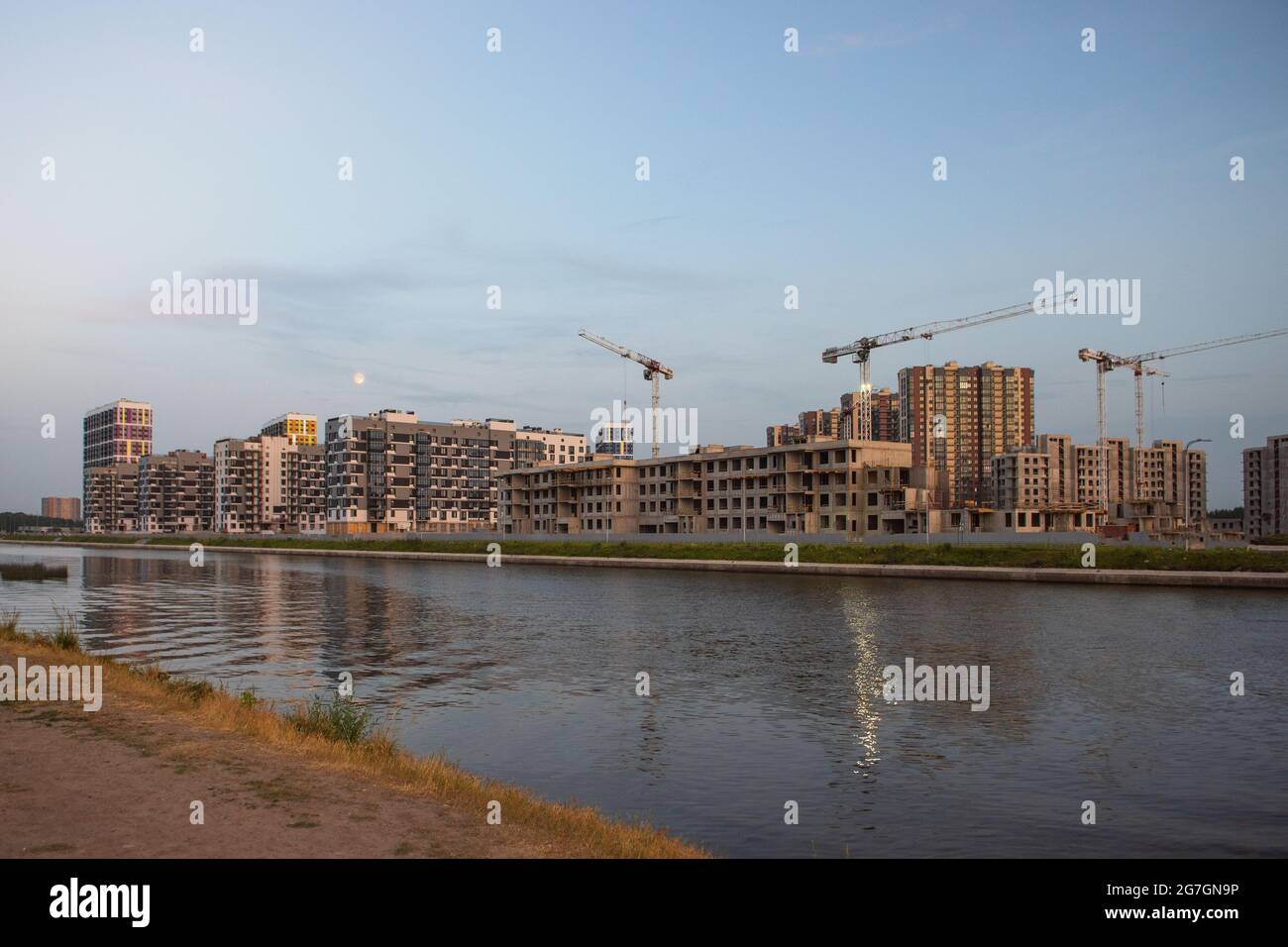 Häuser im Bau am Rande der Stadt neben dem Kanal Stockfoto