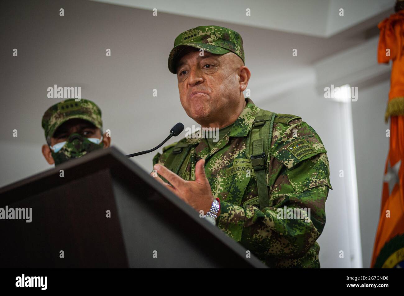 Der kolumbianische Armeegeneral Luis Fernando Navarro (spricht) während einer Pressekonferenz, die live unter Beteiligung der Kolumbianer am Murren übertragen wurde Stockfoto