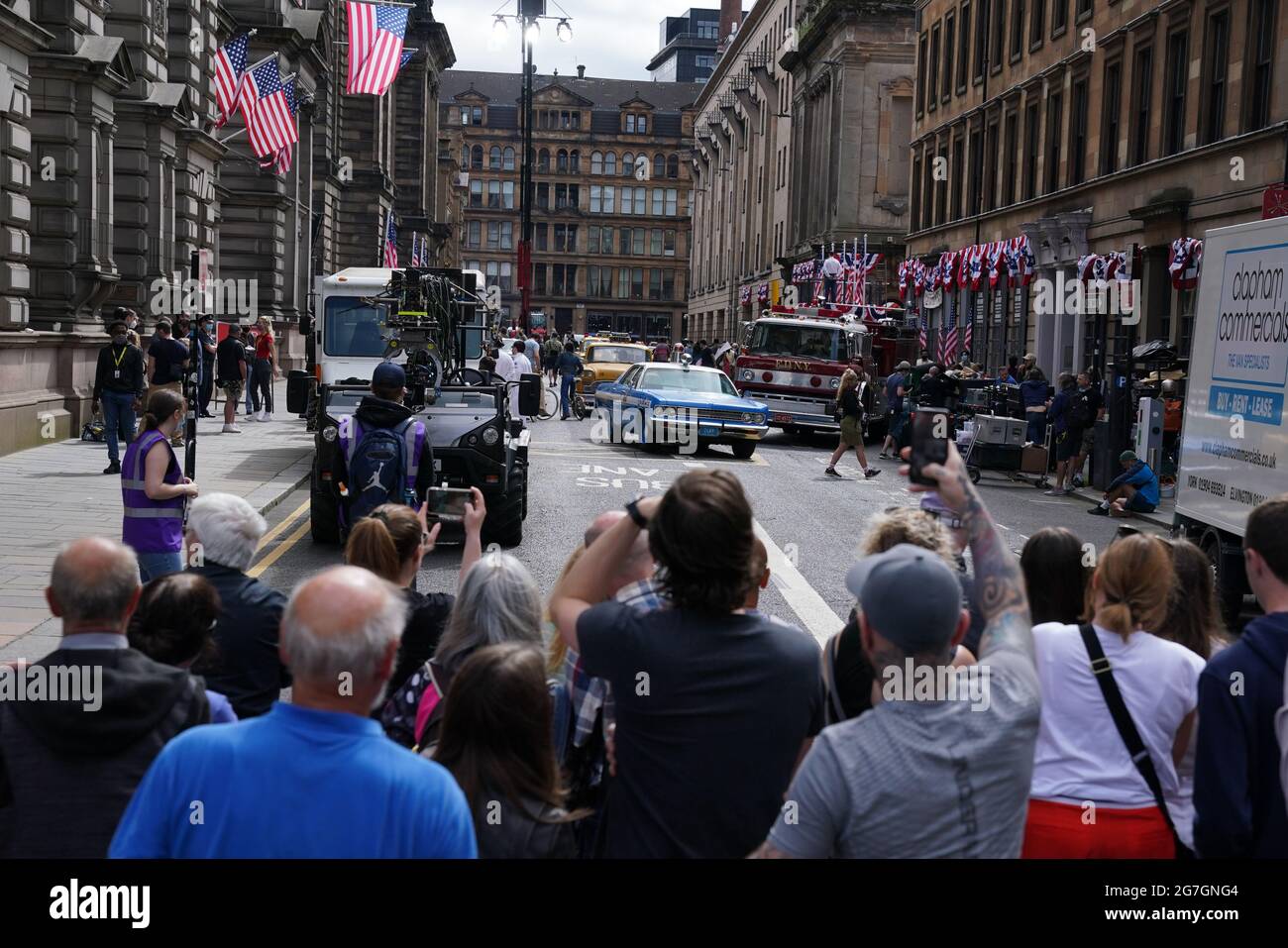 Fans fotografieren Besetzung und Crew in der Cochrane Street, Glasgow, bevor sie für den vermutlich neuen Indiana Jones 5-Film mit Harrison Ford drehen. Bilddatum: Mittwoch, 14. Juli 2021. Stockfoto