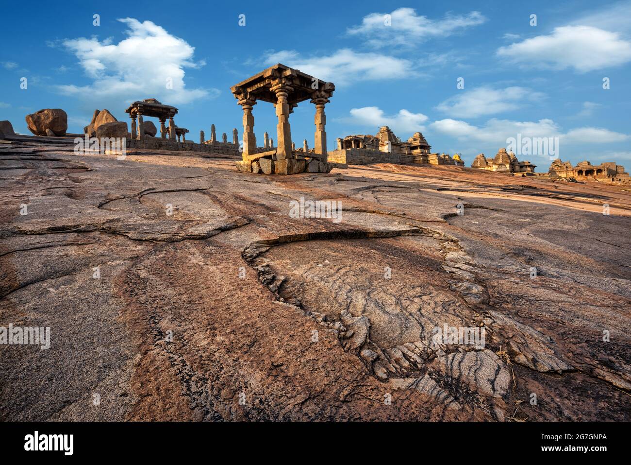 Schöne alte Architektur der Tempel auf dem Hemakuta Hügel in Hampi aus dem 14. Jahrhundert Vijayanagara Königreich. Hampi ist ein UNESCO-Weltkulturerbe. Schinken Stockfoto