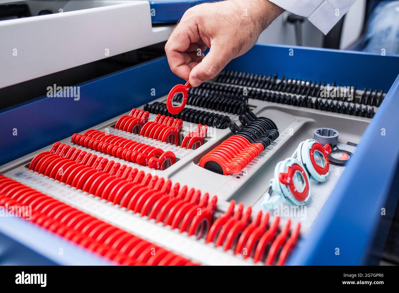 Optiker Spezialist Hand Abholung Linsen aus dem Koffer mit mehreren Geräten Stockfoto