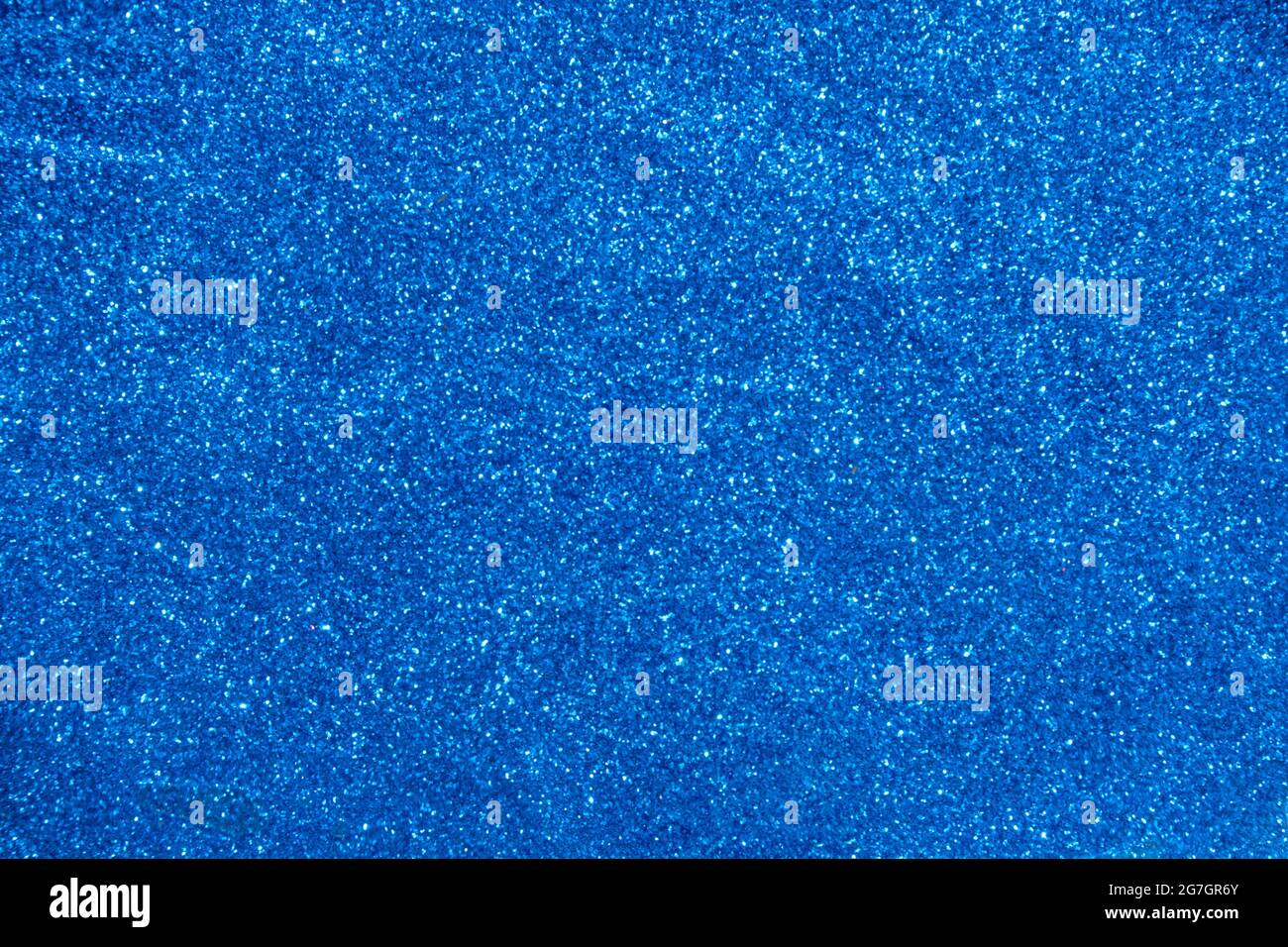 Blau schimmernder Glitzer als Textur oder Hintergrund. Heller festlicher Hintergrund. Stockfoto