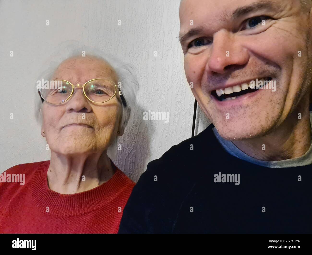 Stolze Großmutter mit ihrem erwachsenen Enkel Stockfoto