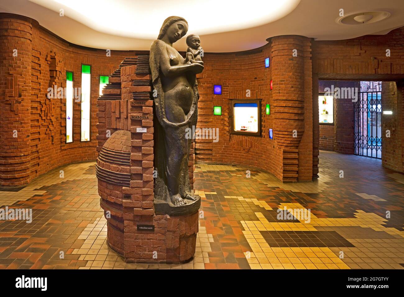 Eintritt zum Paula Becker Modersohn Museum mit Bronzeskulptur 'Madonna', Deutschland, Bremen Stockfoto