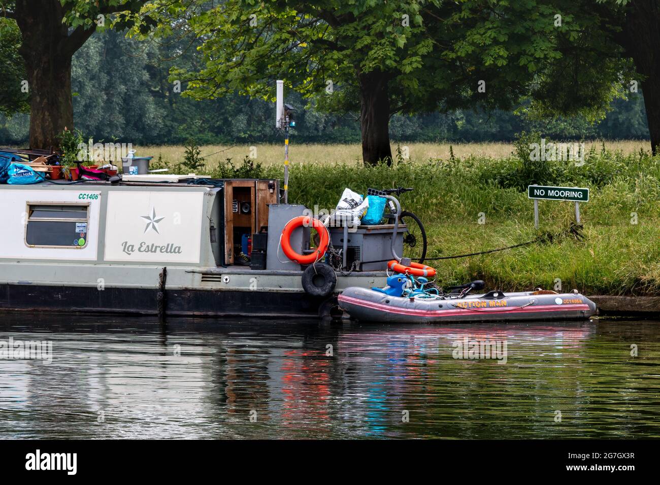 Ein Hausboot auf dem River Cam scheint die Regeln zu missachten, indem es am No Mooring-Schild festlegt. Cambridge, Großbritannien. Stockfoto