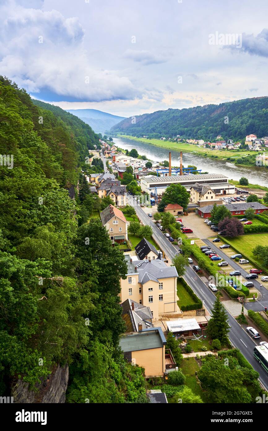 Luftaufnahme von Bad Schandau in Deutschland an der Elbe am Rande der Sächsischen Schweiz, Hauptverkehrsstraße mit Parkplätzen und Gewerbebetrieben Stockfoto