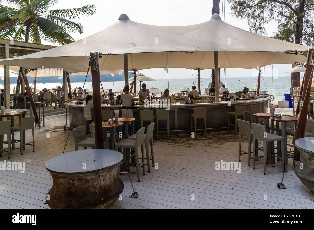 Phuket Thailand - 8. Februar 2021: Catch Beach Club am Strand von Bang Tao die Strandbar ist bei Touristen sehr beliebt. Stockfoto