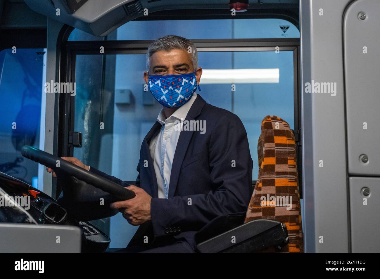 London, Großbritannien. 14. Juli 2021. Sadiq Khan, Bürgermeister von London, posiert in einem Bus im London Transport Museum in Covent Garden für den Start von „Let’s do London“, einer Kampagne, die gefördert wird, um Londons Familienattraktionen und Aktivitäten als Hauptstadt (und Rest Großbritanniens) hervorzuheben. Die Sperrbeschränkungen werden am 19. Juli aufgehoben. Kredit: Stephen Chung / Alamy Live Nachrichten Stockfoto