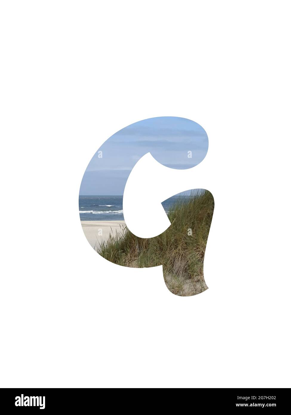 Buchstabe G des Alphabets mit einer Landschaft mit Strand, Meer, blauem Himmel und Dünen, isoliert auf weißem Hintergrund Stockfoto