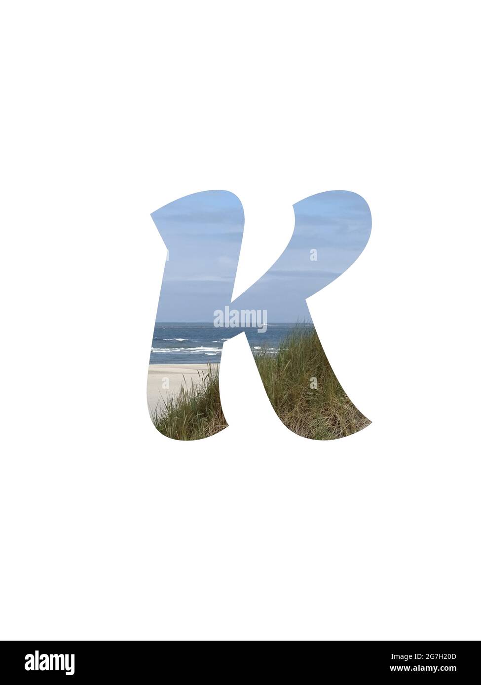 Buchstabe K des Alphabets mit einer Landschaft mit Strand, Meer, blauem Himmel und Dünen, isoliert auf weißem Hintergrund Stockfoto