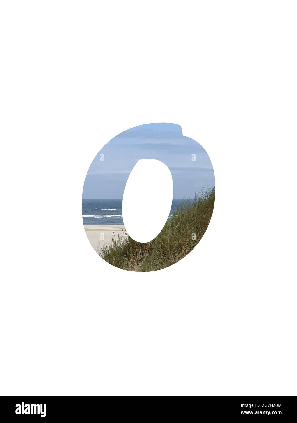 Die Nummer 0 des Alphabets besteht aus einer Landschaft mit Strand, Meer, blauem Himmel und Dünen, isoliert auf weißem Hintergrund Stockfoto