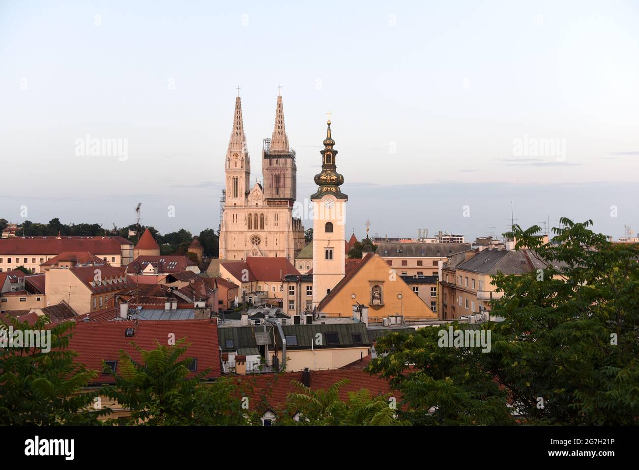 Stadtbild von Zagreb mit der Kathedrale von Zagreb und der St. Mary Church, Kroatien. Stockfoto