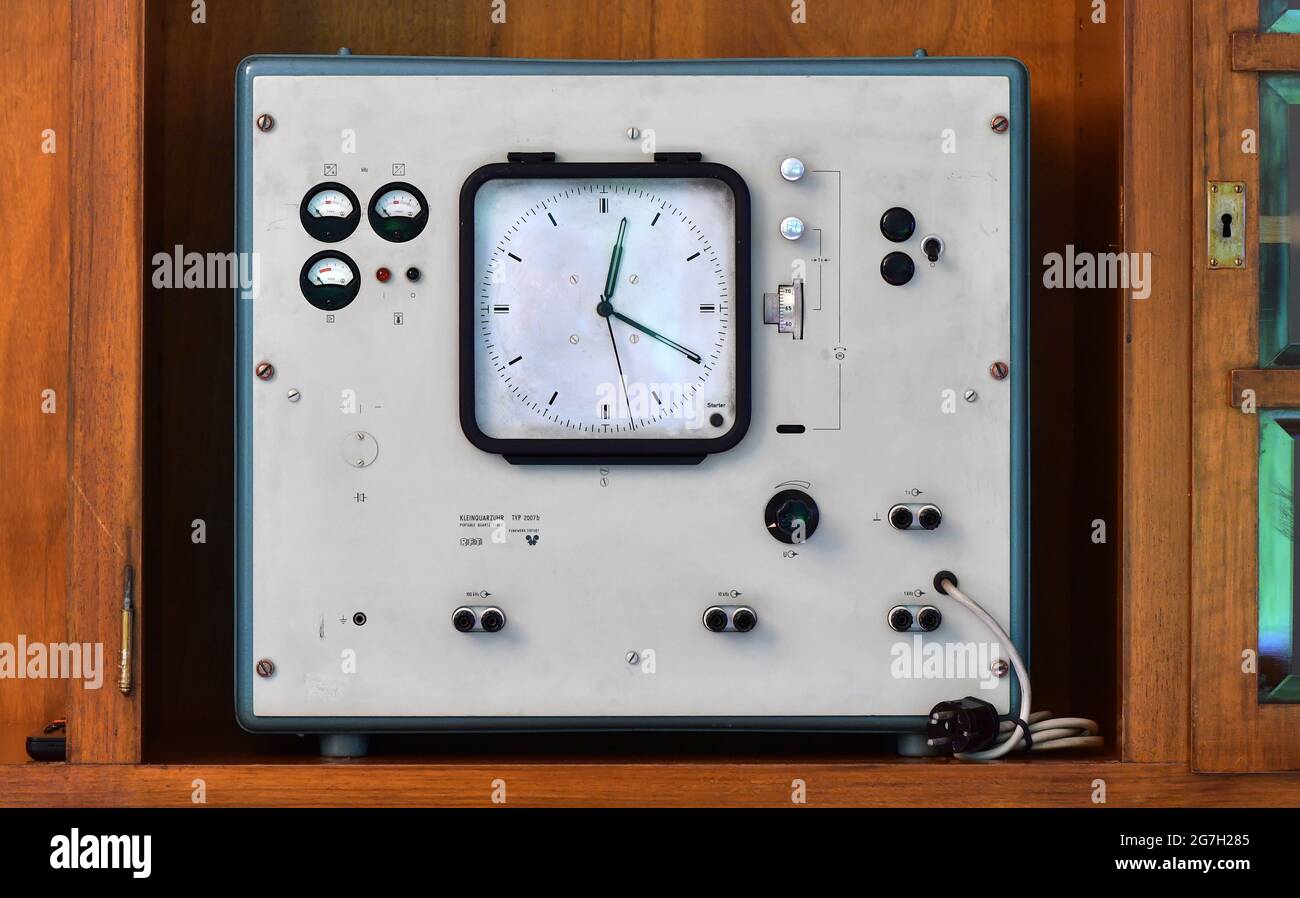 Ruhla, Deutschland. Juli 2021. Die erste Quarzuhr der DDR aus dem Funkwerk  Erfurt ist eine Ausstellung im Uhrenmuseum Ruhla. Am 15. Juli wird im  Museum eine Sonderausstellung zum Thema "Zeit" eröffnet. Neben