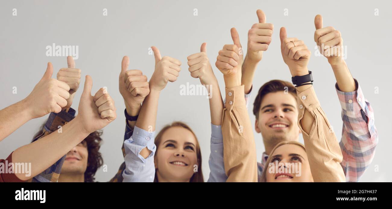 Eine Gruppe von Menschen, die ihre Zufriedenheit und positive Einstellung zum Ausdruck bringen Stockfoto