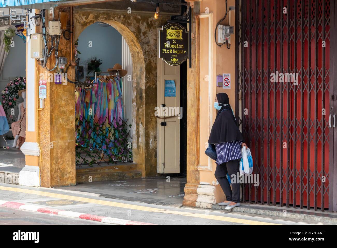 Eine muslimische Frau stand vor einem Geschäft in der Thalang Road, Old Phuket Town, Thailand Stockfoto