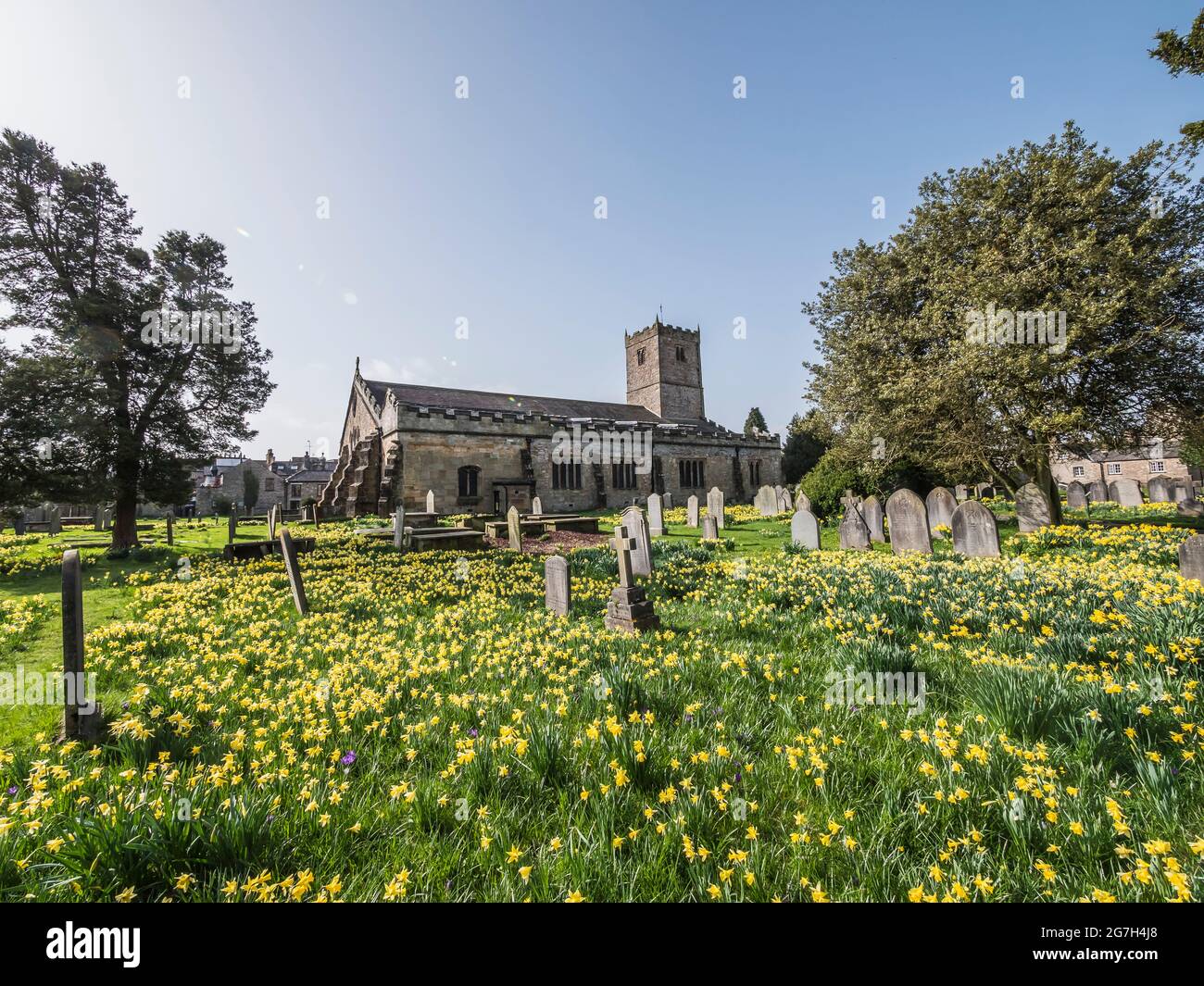 Das Bild zeigt die Kirche St. Mary's aus dem 10. Jahrhundert in der südkumbrischen Stadt Kirkby Lonsdale, die häufig für Filmdramen und Fernsehserien verwendet wird Stockfoto