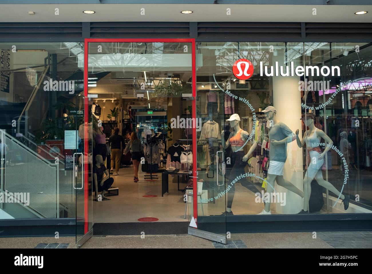 London - Juli 2021: Lululemon Store im Spitalfields Markt. Eine Marke für aktive Bekleidung Stockfoto
