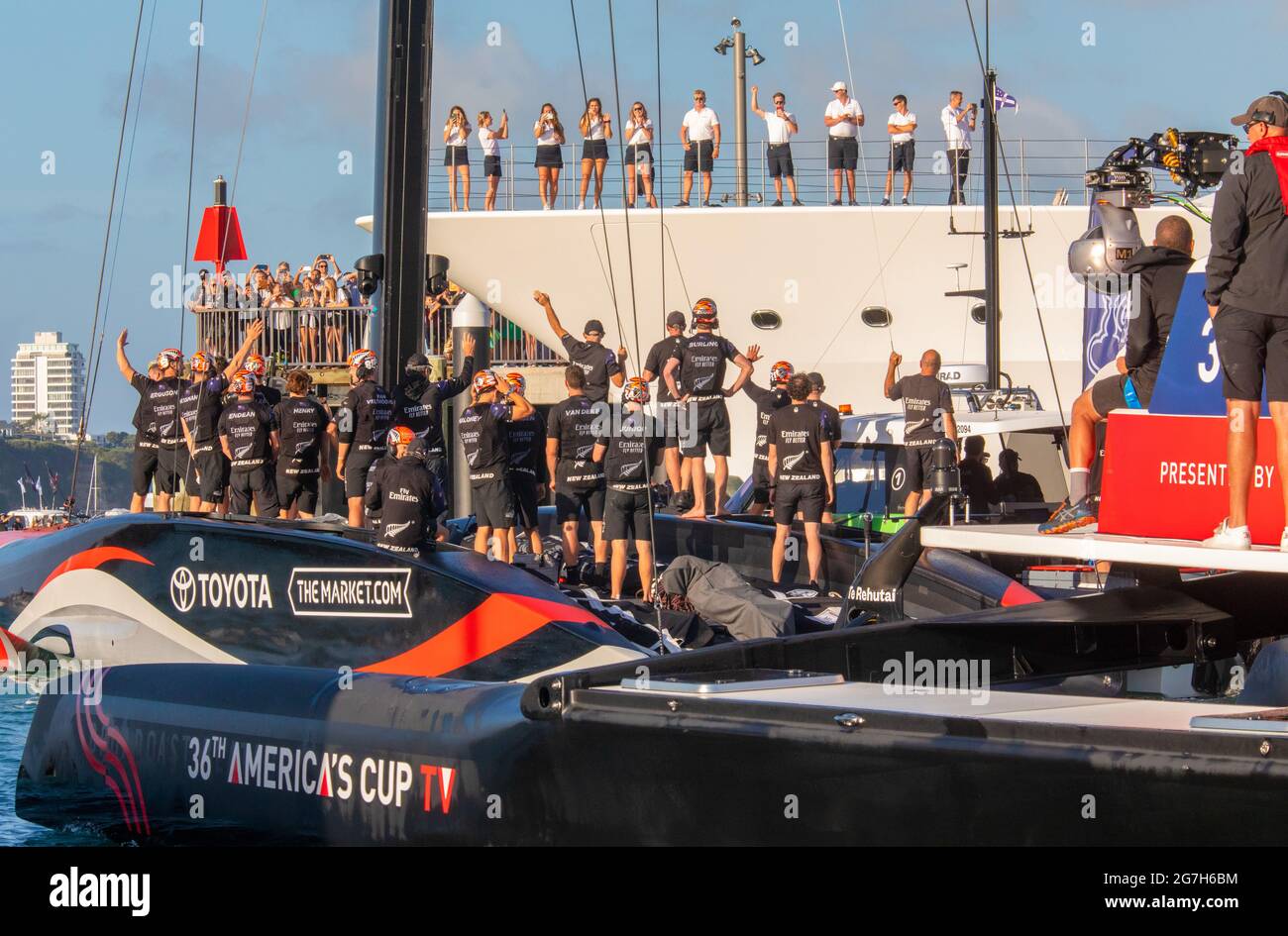 Der 36. America’s Cup wurde von PRADA, New Zealand Supporters, im Hafen