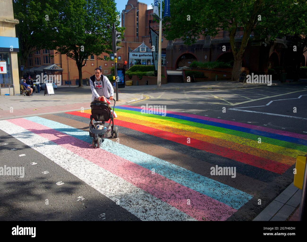 Regenbogen Fußgängerüberweg, in Anerkennung von Pride, Bristol Stockfoto