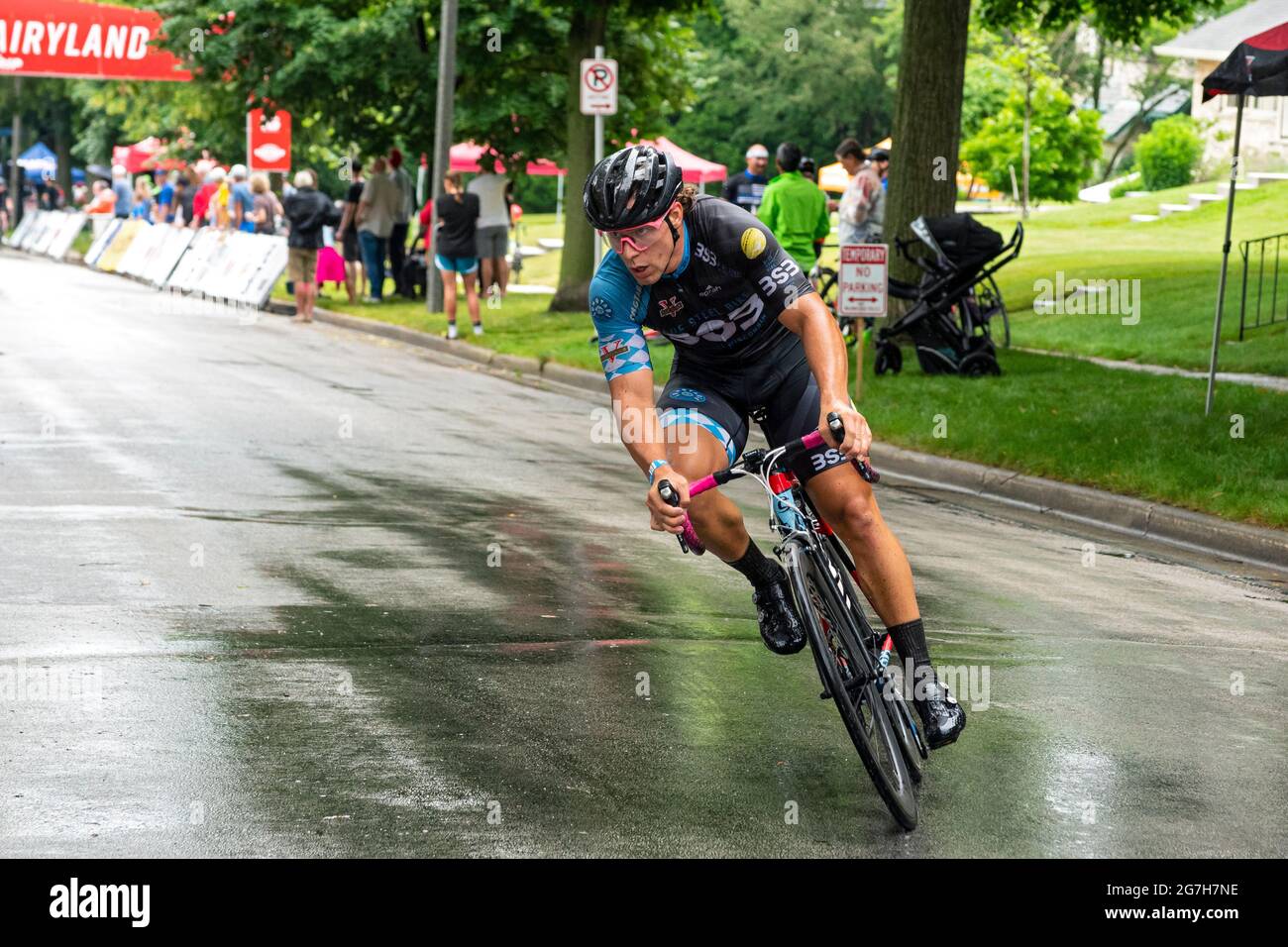 Wauwatosa, WI/USA - 26. Juni 2021: Radfahrer führen Kategorie vier und Anfänger Herrenrennen in Washington Highlands während der Tour durch amerikas dairyland. Stockfoto