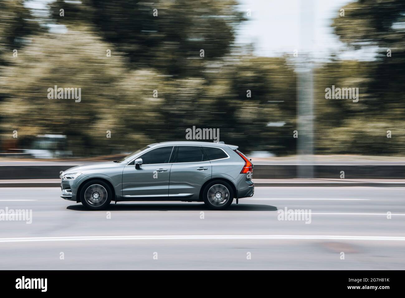 Ukraine, Kiew - 27. Juni 2021: Silberner Volvo XC60 fährt ...