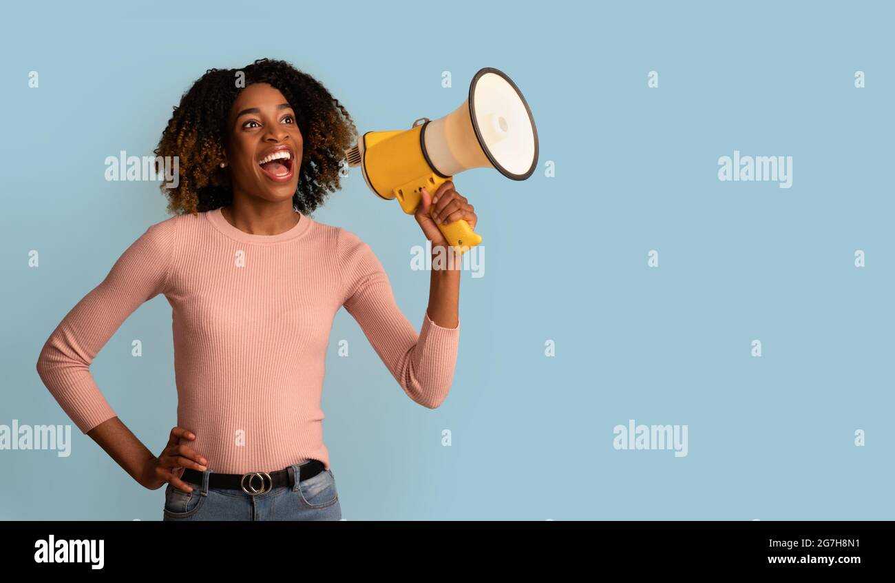 Portrait Of Joful Black Female With Megaphon In Hands Making Announcement, Fröhlich African Lady Holding Lautsprecher, Teilen Nachrichten Oder Interessant Von Stockfoto