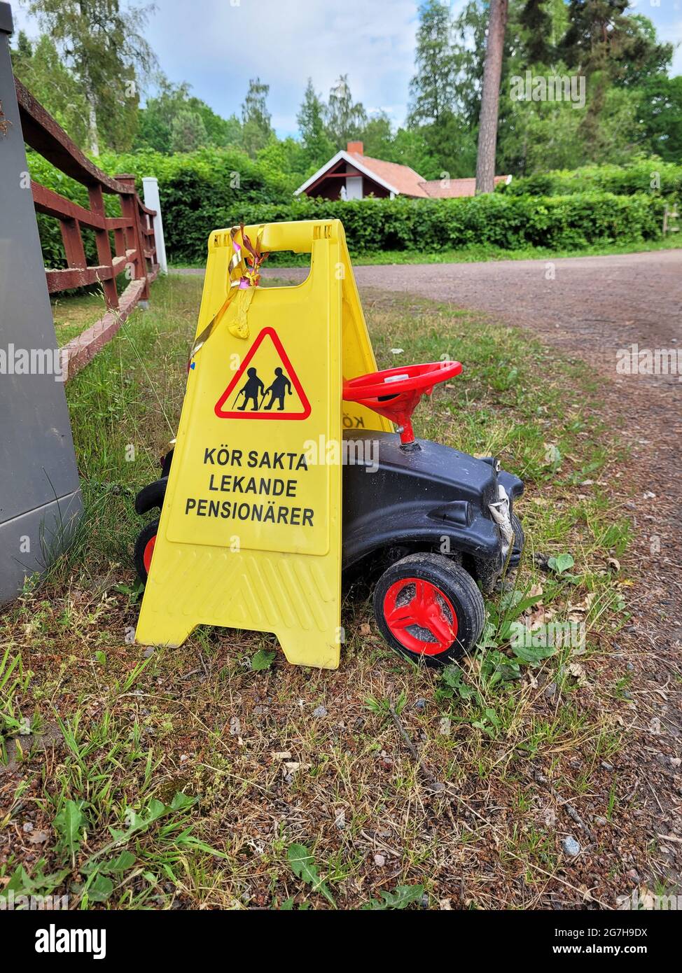 Ein Schild in einem Wohngebiet, auf dem steht: „langsam spielende Rentner fahren. Stockfoto