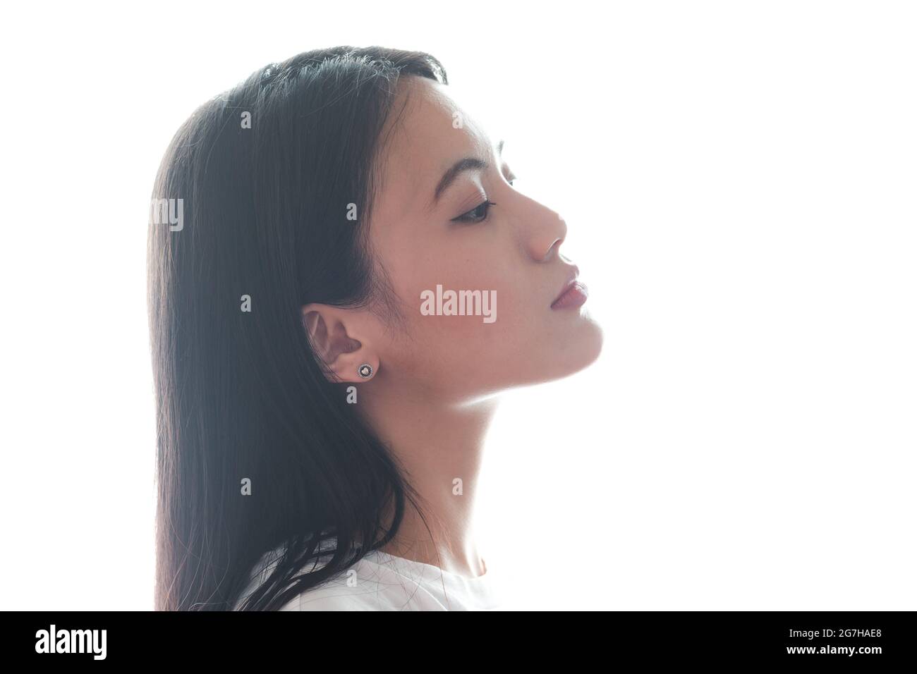 Porträt einer jungen asiatischen Frau isoliert auf weißem Hintergrund. Stockfoto