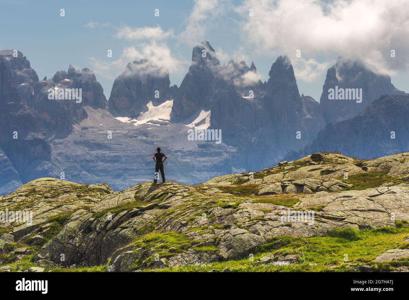 Trekking auf den italienischen Bergen. Ruhen Sie sich aus und bewundern Sie die atemberaubende Aussicht, Brenta Stockfoto