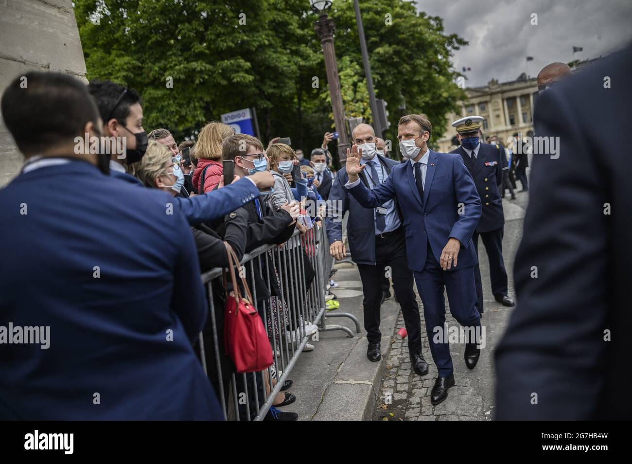 Der französische Präsident Emmanuel Macron (C) trifft sich am Ende der jährlichen Militärparade am 14. Juli 2021 auf der Champs-Elysées in Paris mit den Zuschauern. Foto von Eliot Blondt/ABACAPRESS.COM. Stockfoto