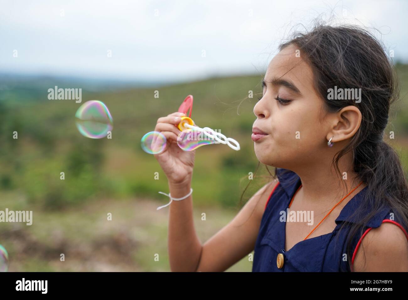 Junge Mädchen Kind spielen durch Seifenblasen Wasserblasen - conept von spielerischen chidlren während Urlaub. Stockfoto