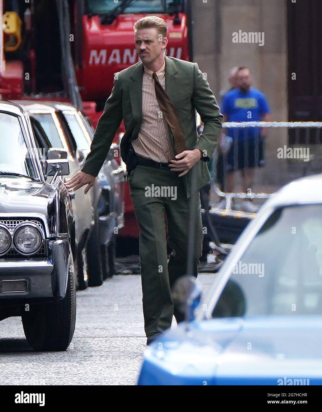 Schauspieler Boyd Holbrook an der Cochrane Street im Stadtzentrum von Glasgow während der Dreharbeiten für den vermutlich neuen Indiana Jones 5-Film mit Harrison Ford. Bilddatum: Mittwoch, 14. Juli 2021. Stockfoto