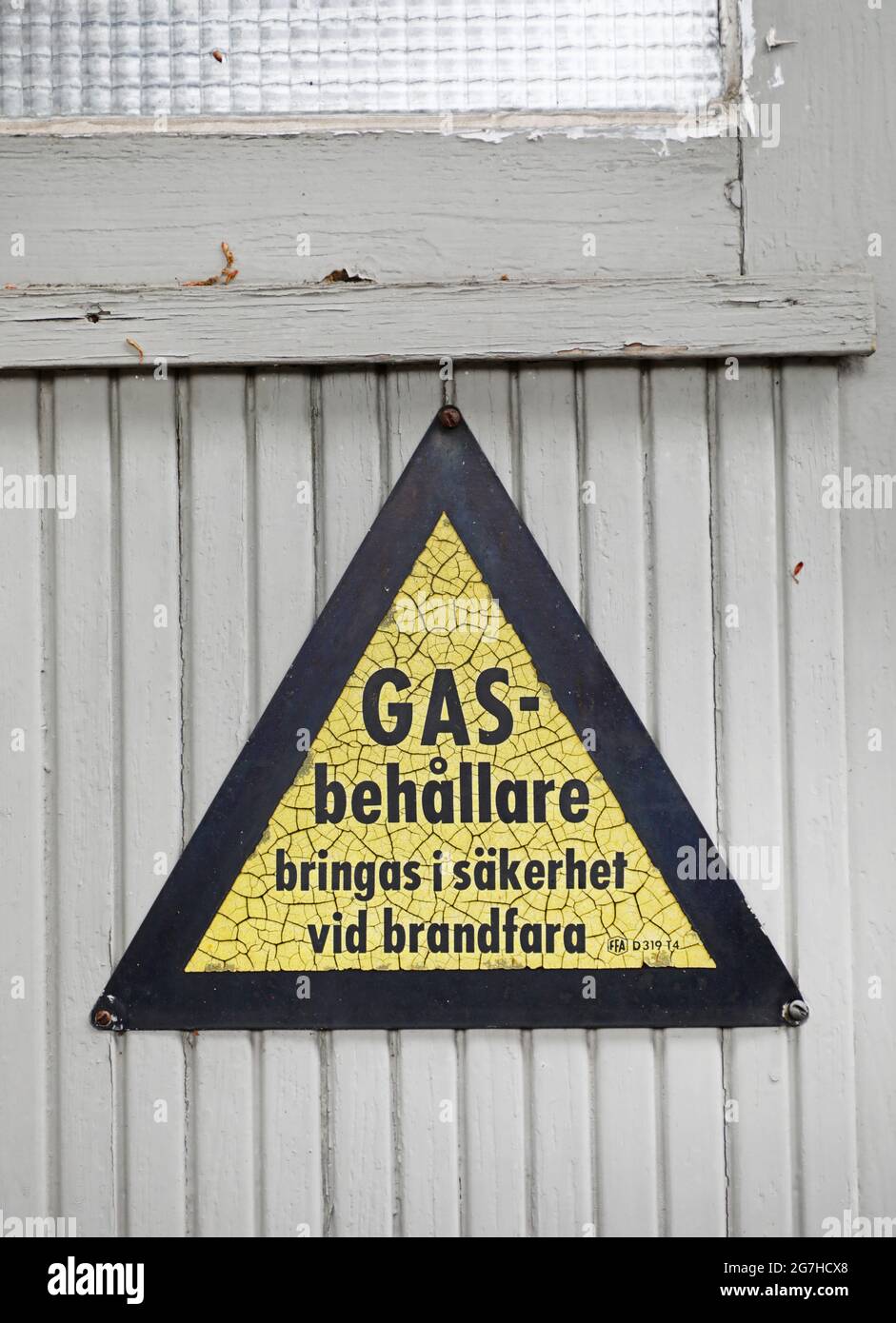 Warnschild, dass die Werkstatt Gasflaschen enthält. Stockfoto