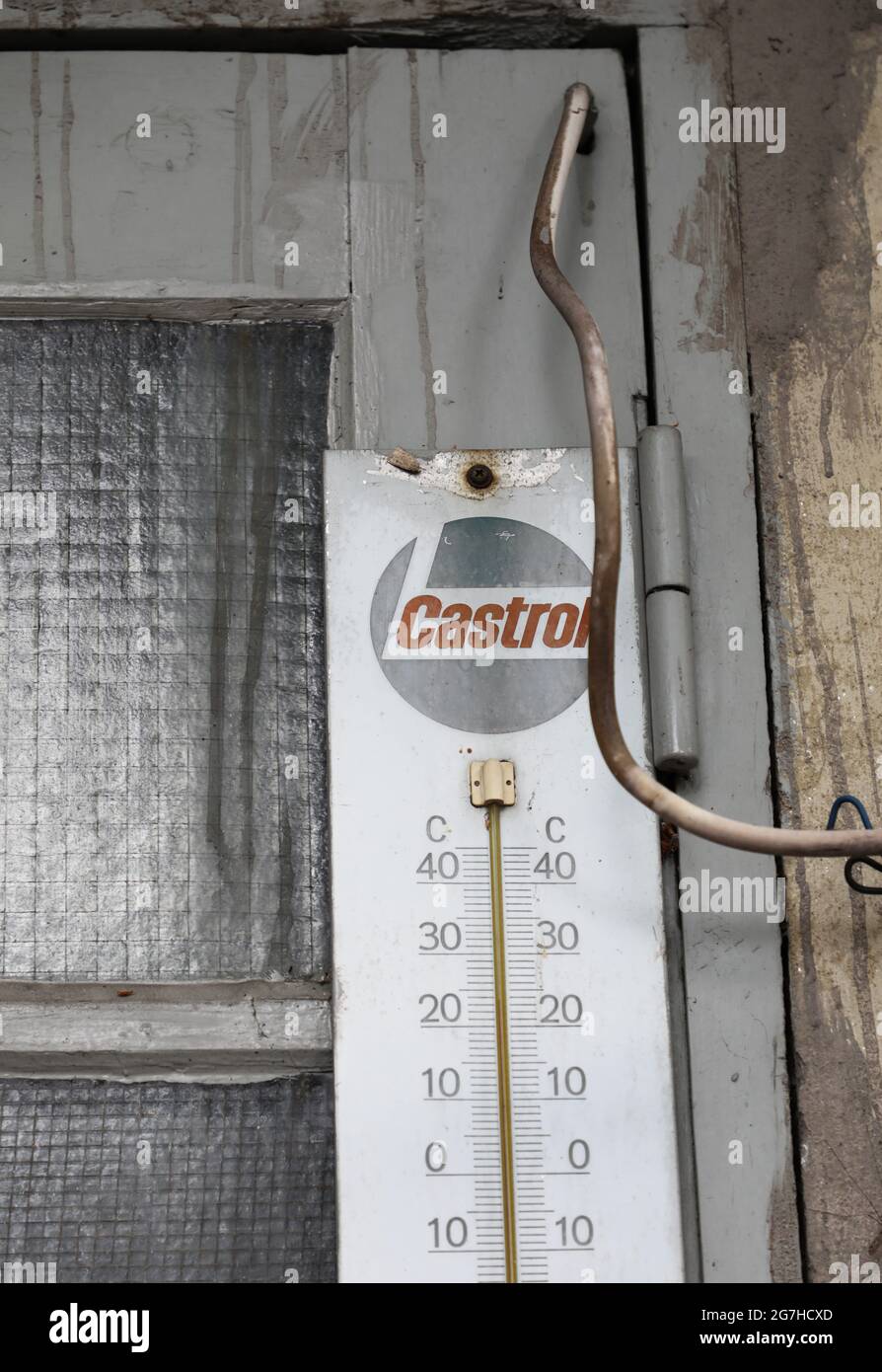 Castrol Thermometer in einer alten Autowerkstatt. Stockfoto