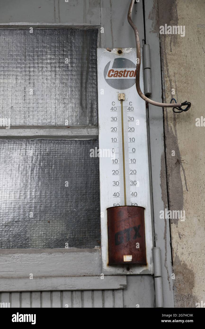 Castrol Thermometer in einer alten Autowerkstatt. Stockfoto