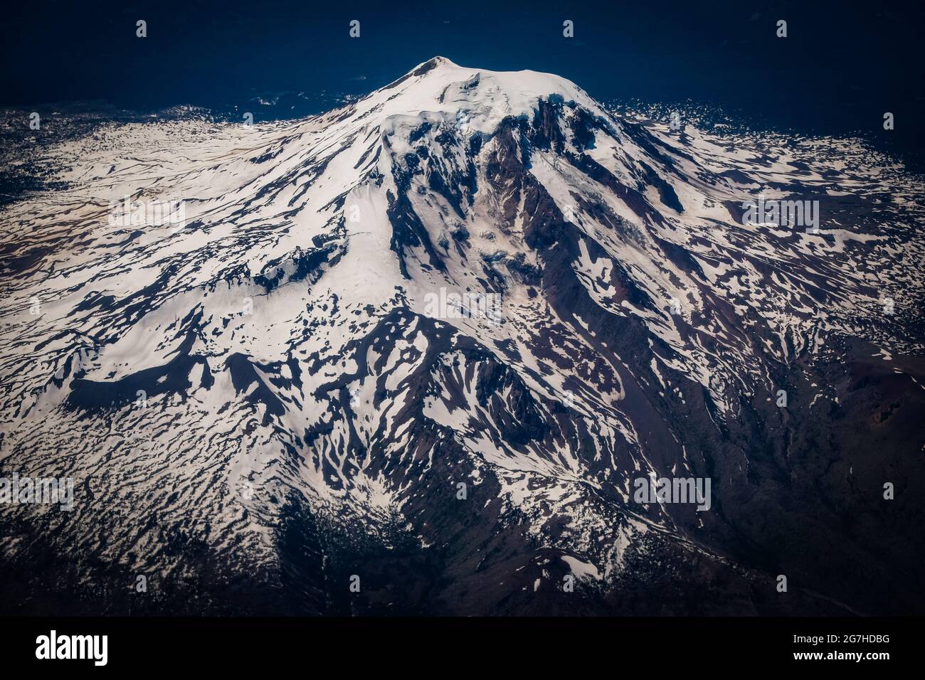 Snowy Mount Adams, Cascade Range, Washington State, USA, im Juni. Stockfoto