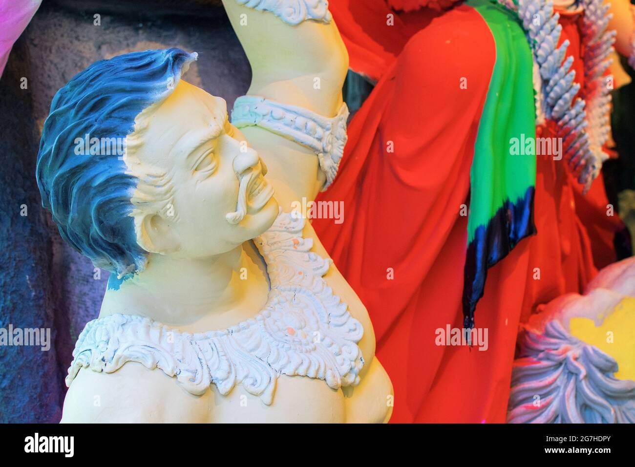 KOLKATA, WESTBENGALEN, INDIEN - 25. SEPTEMBER 2016: Künstler bereitet das Clay-Idol von Asura, dem Dämon, für das Festival „Durga Puja“ in Kumartuli, Kolkata, vor. Groß Stockfoto