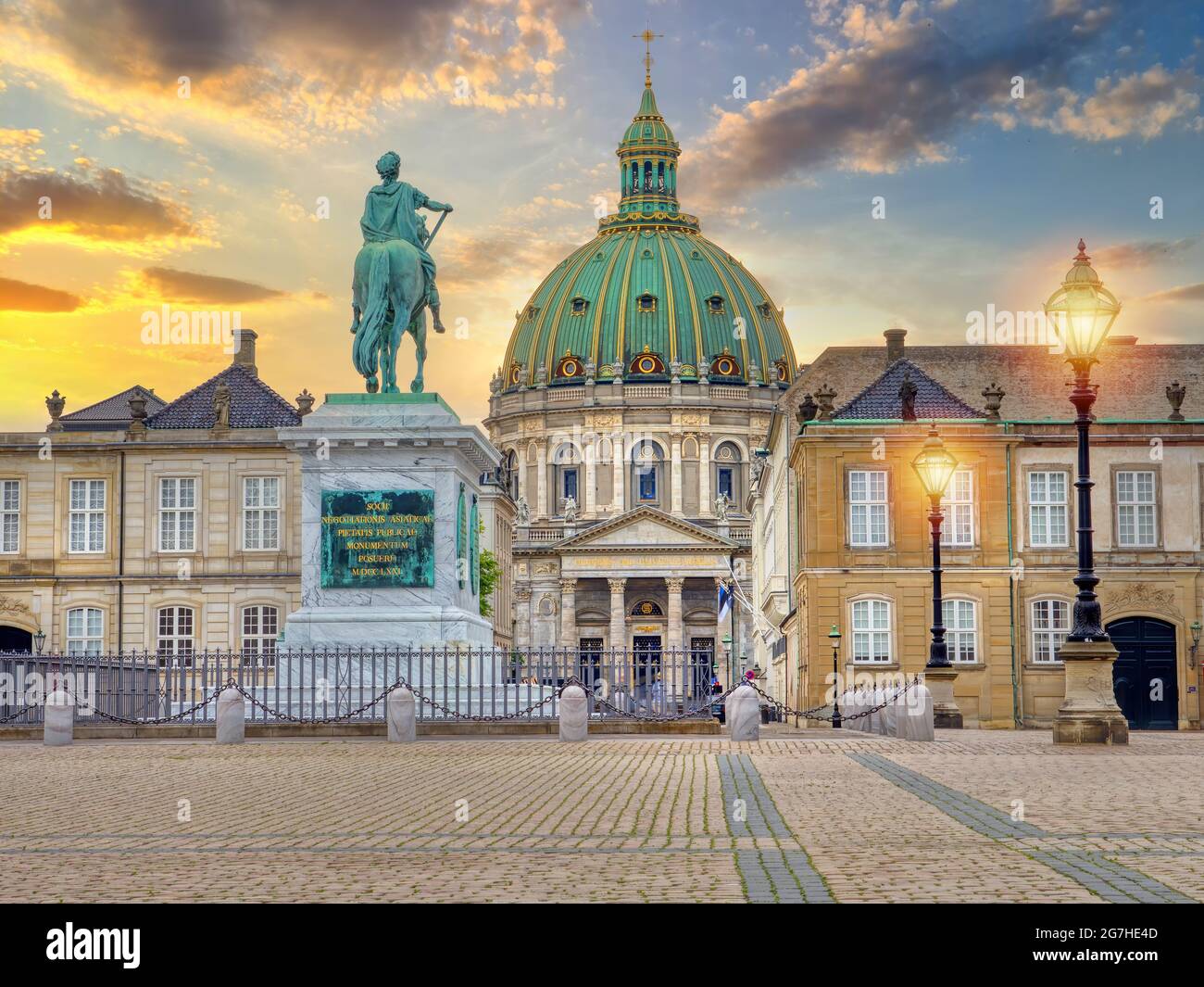 Kopenhagen, Dänemark - 02. Juli 2021: Frederiks Kirche, bekannt als Marmorkirche und Amalienborg Palast mit der Statue von König Friedrich V. Amalienb Stockfoto