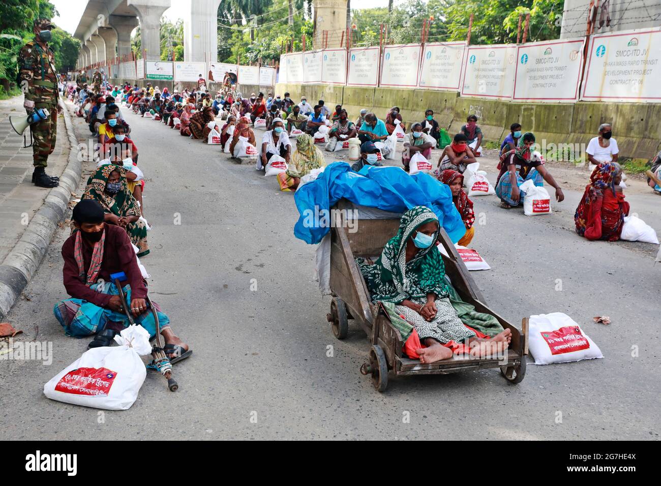 Dhaka, Bangladesch - 14. Juli 2021: Die Lebensmittel, die aus den Rationen, die den Mitgliedern der Bangladesh Army zugeteilt wurden, gerettet wurden, wurden unter mehr Th verteilt Stockfoto