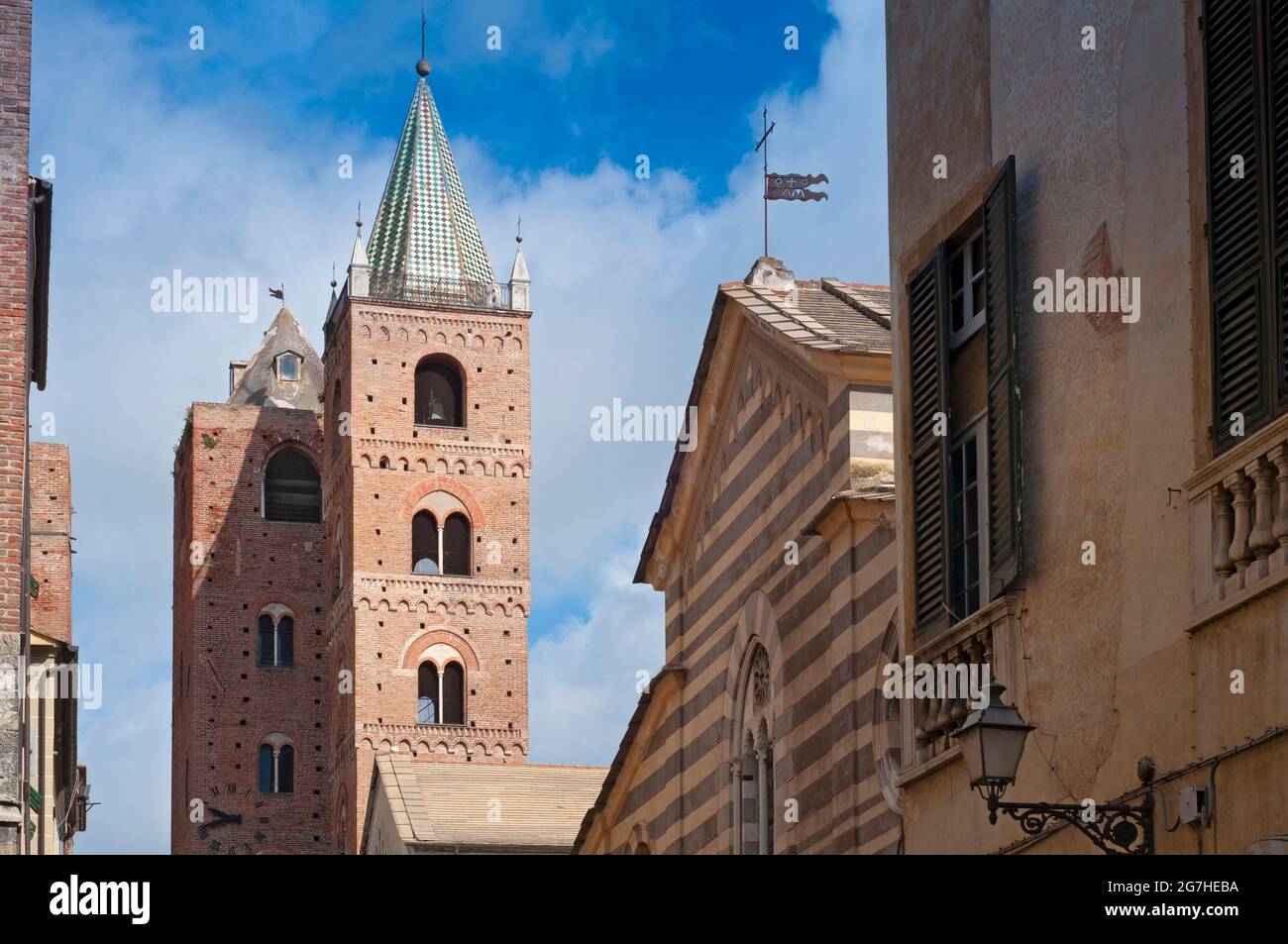 Italien, Ligurien, Albenga, Kathedrale San Michele Arcangelo, Belfried Stockfoto