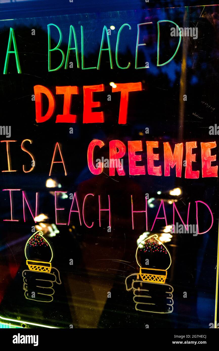 Humorvolle Schreibfehler auf einem Creemee-Stand (weiches Eis, Softeis) in Vermont, USA, mit Softeis-Zapfen. Stockfoto