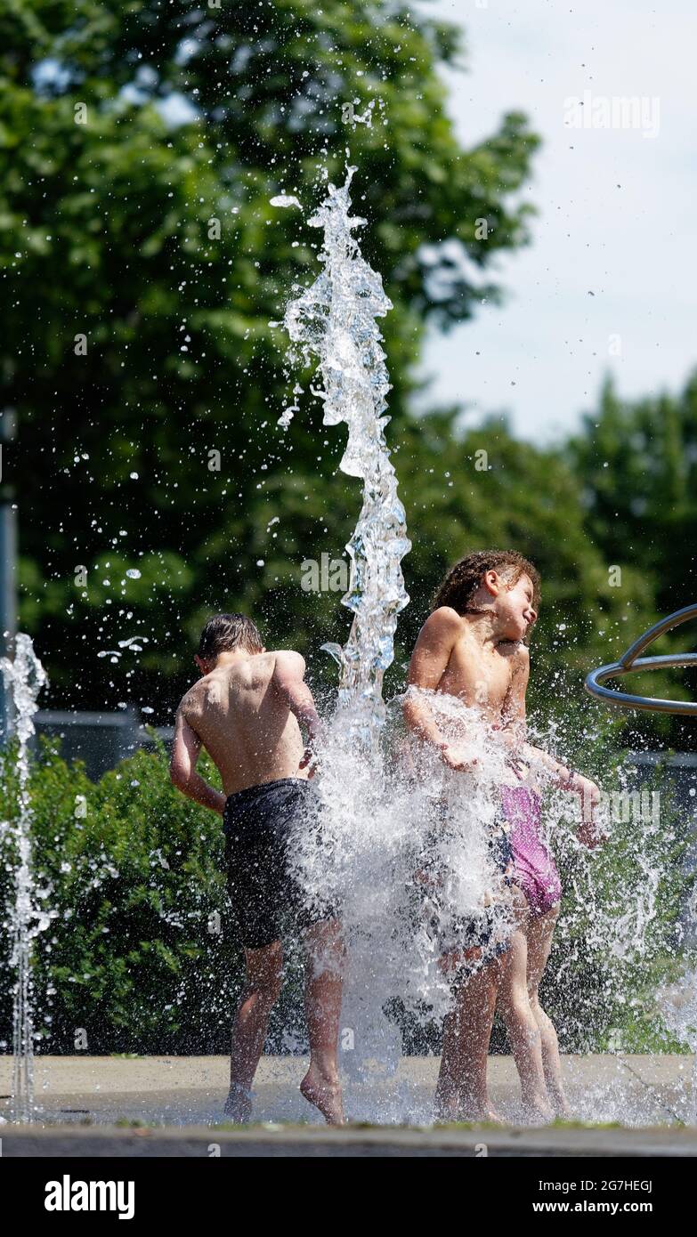 Drei Kinder spielen in Quebec City, Kanada, Wasserspiele und Springbrunnen Stockfoto