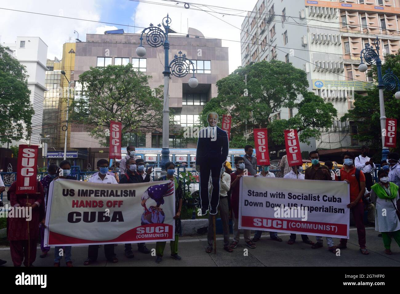 Kalkutta, Indien. Juli 2021. Mitglieder DER SUCI-Partei sahen während der Demonstration Transparente halten, die ihre Meinung zum Ausdruck brachten.Mitglieder der Partei des Sozialistischen Einheits-Zentrums Indiens (SUCI) versammelten sich gegen den anhaltenden Protest in Kuba, ein Protest gegen die kommunistische Regierung Kubas. Laut der PARTEI SUCI geschieht der Protest aufgrund der Sanktionen, die die US-Regierung gegen Kuba verhängt hat. Kredit: SOPA Images Limited/Alamy Live Nachrichten Stockfoto