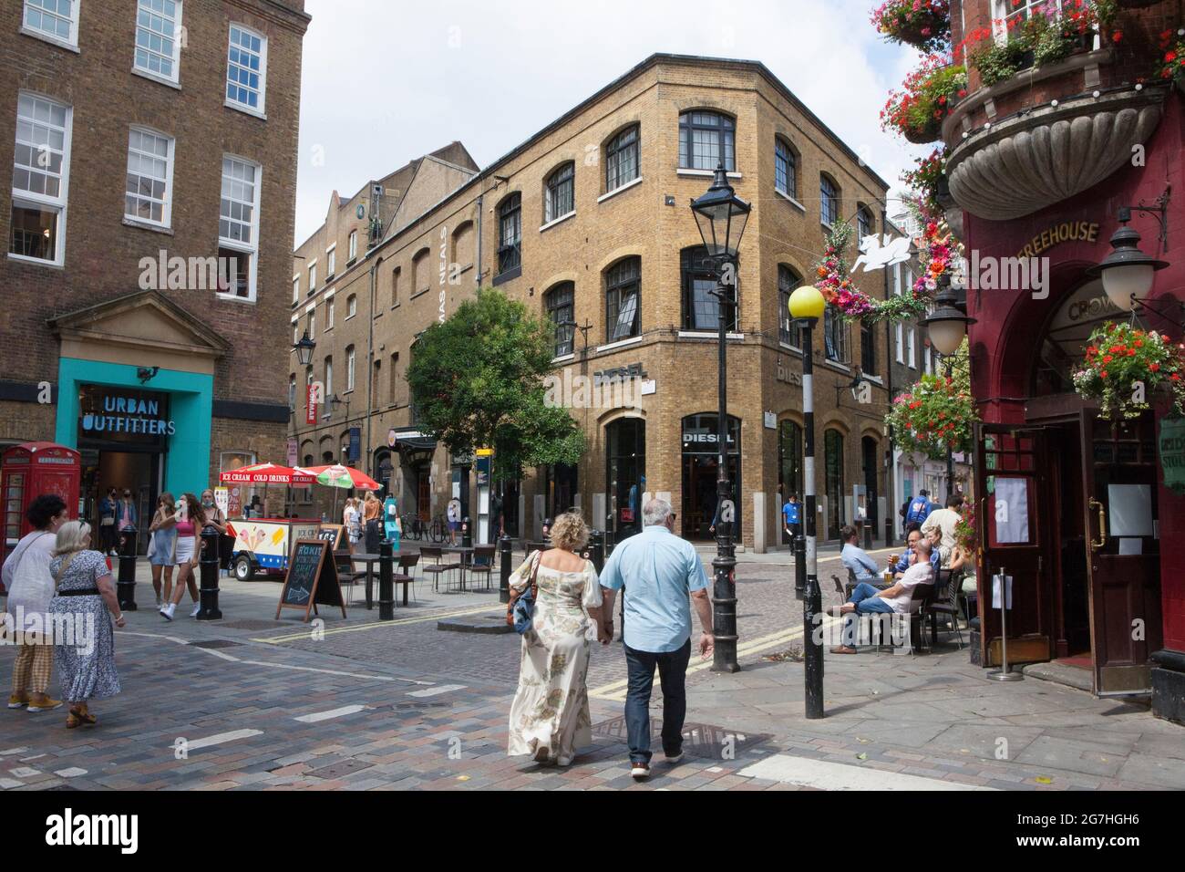 London, Großbritannien, 14. Juli 2021: In Covent Garden und Soho haben Touristen und Einkäufer viele Möglichkeiten, im Freien zu essen und zu trinken, Selfies an den Wahrzeichen zu machen und Kleidung zu kaufen. Wenn sich das Wetter langsam aufwärmt, könnte ein sonniges Wochenende für Unternehmen im Zentrum Londons eine gute Nachricht sein. Anna Watson/Alamy Live News Stockfoto