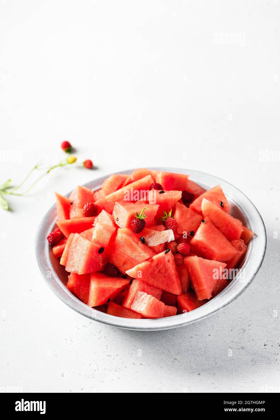 Sommerlicher Obstsalat mit Bio-Wassermelone und Walderdbeeren. Gesundes Essen und Lifestyle-Konzept. Speicherplatz kopieren. Stockfoto