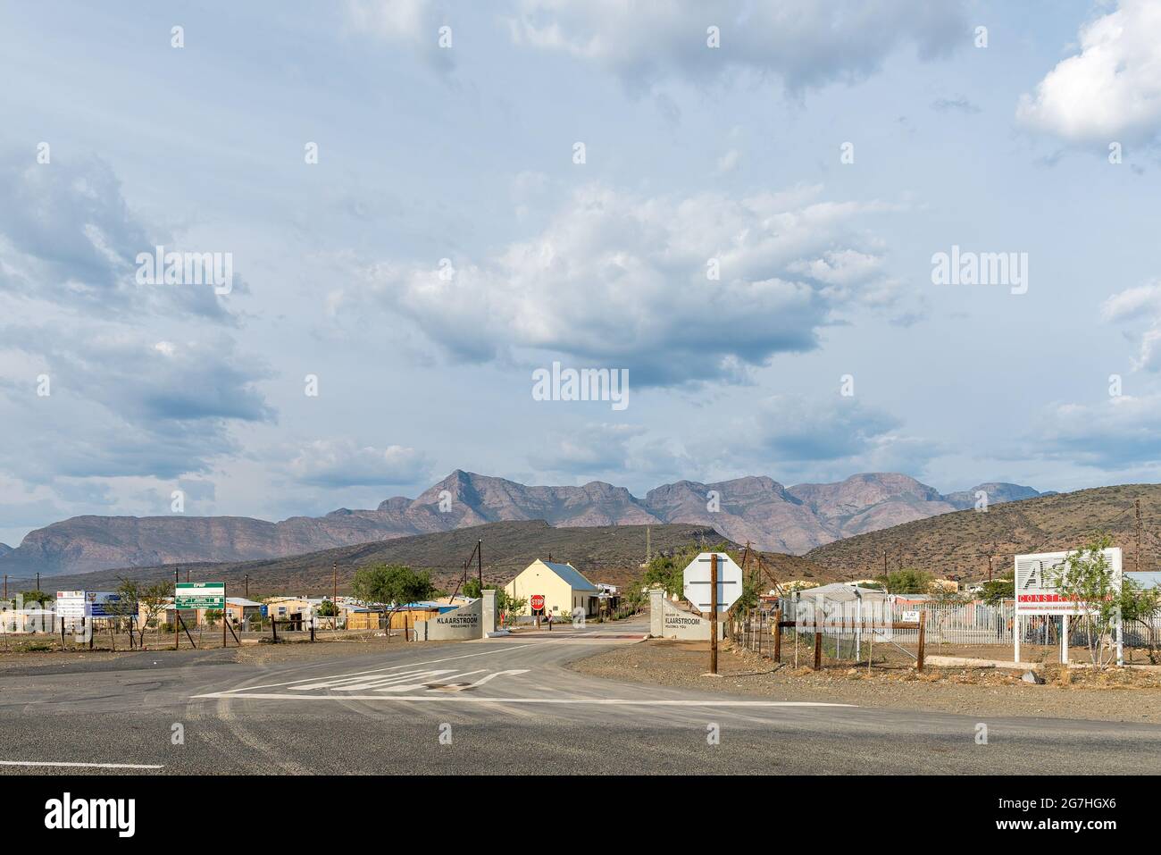 KLAARSTROOM, SÜDAFRIKA - 21. APRIL 2021: Eingang zu Klaarstroom in der Provinz Western Cape. Die Swartberg Mountains sind sichtbar Stockfoto