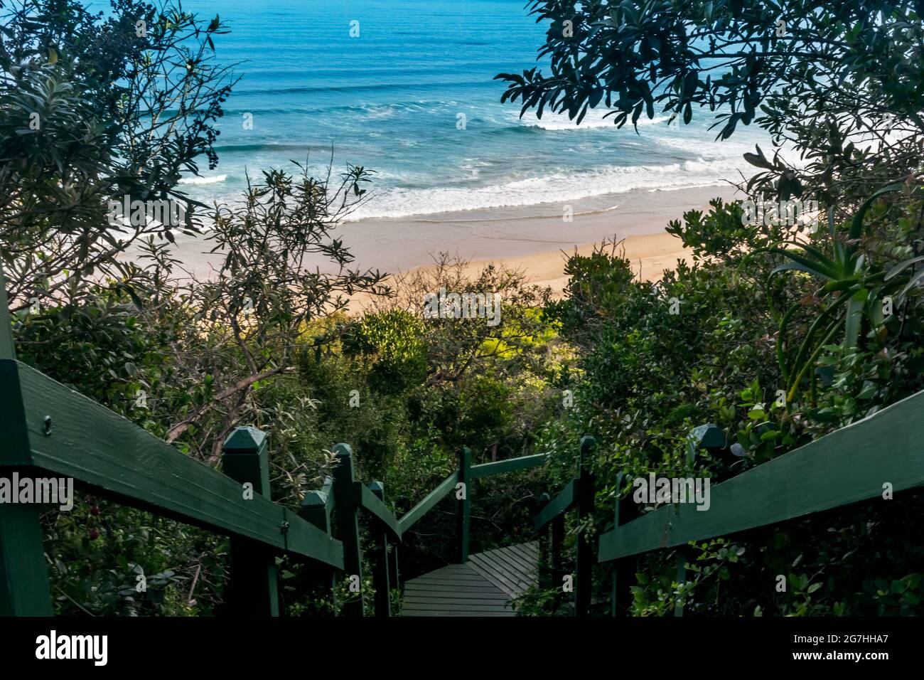 Seaside, Wilderness Resort Südafrika mit Geländer Holztreppe Gehweg - Treppen Architektur führt hinunter durch Bäume und üppige Vegetation zu bea Stockfoto