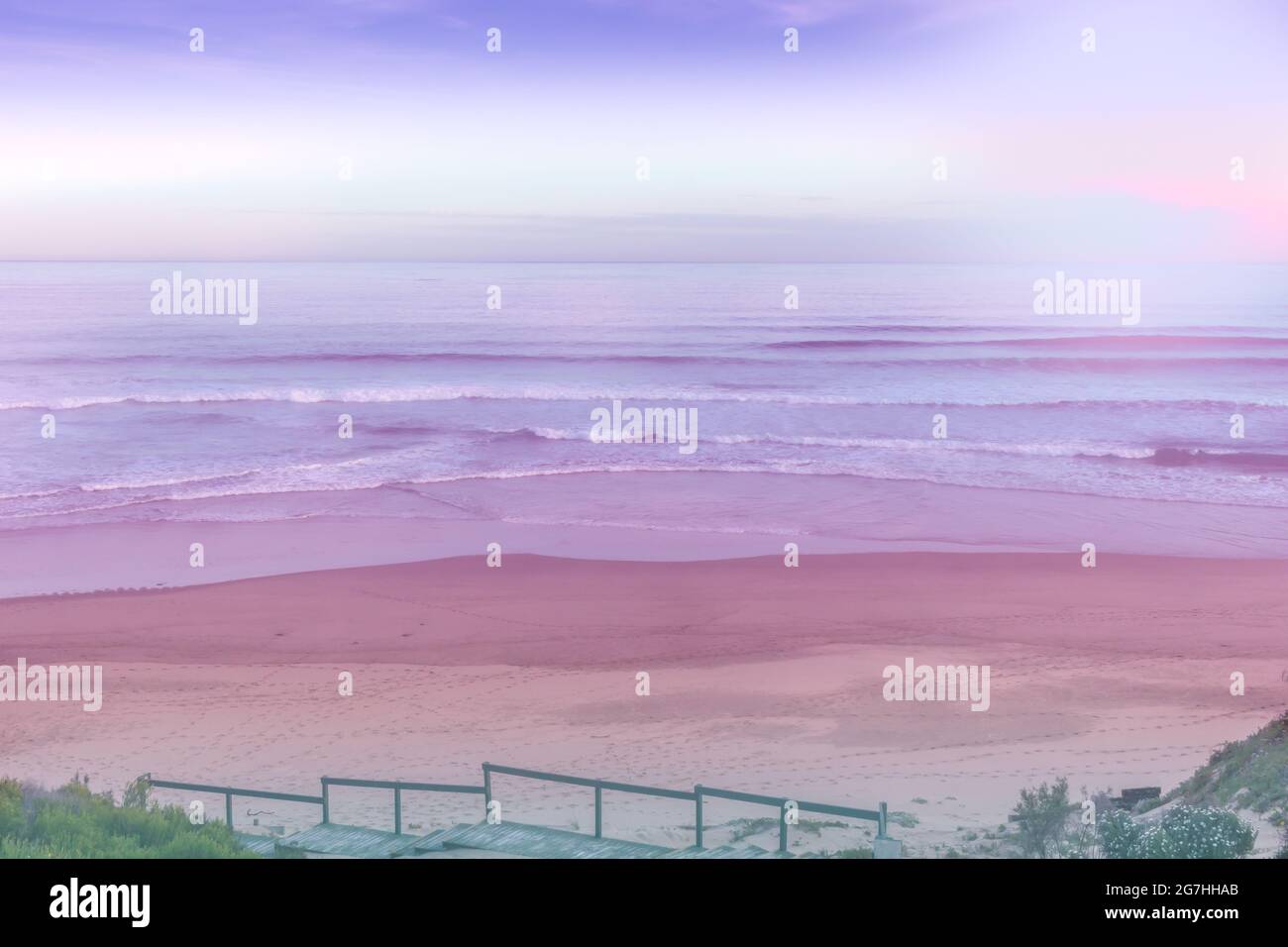 Abstraktes, weiches Rosa und Flieder am Strand - romantisches, weiches Foto mit Gehweg vor dem Hotel Stockfoto