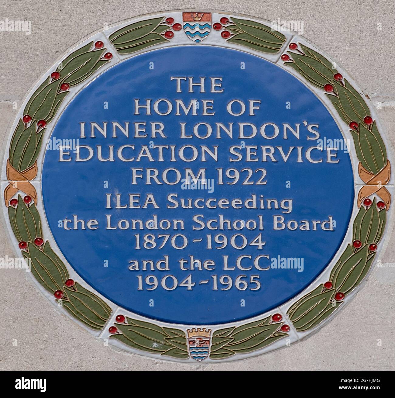 Blaue Gedenktafel an der Seite der County Hall an die Inner London Education Authority, die einmal für die Schulen in London verantwortlich war Stockfoto