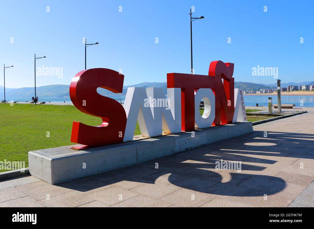 Großes rot-weißes Stadtschild Santona Cantabria Spanien Morgenfrühling Sonne Stockfoto